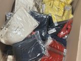 une boîte en carton remplie d'articles divers à vendre