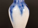 un vase bleu et blanc posé sur une table en bois