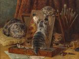 trois chats assis devant un tableau posé sur une table