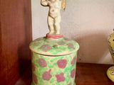 une petite figurine posée sur une boîte, elle-même posée sur une étagère
