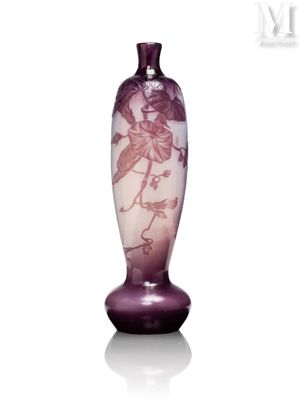 un vase violet posé sur une surface blanche