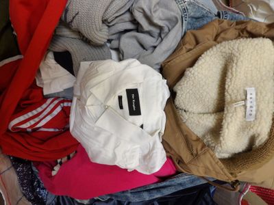 une pile de vêtements sur un lit