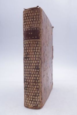 un vieux livre posé sur une table