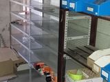 une pièce où se trouvent de nombreuses étagères sur lesquelles sont empilées des boîtes, encore et encore