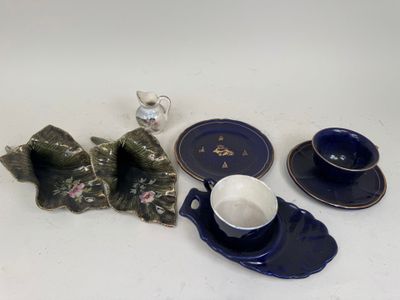 plusieurs pièces de poterie sont posées sur une surface blanche