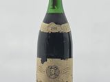 une bouteille de vin posée sur une table