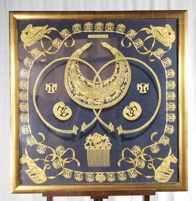 une photo d'une horloge dorée et bleue posée sur un socle