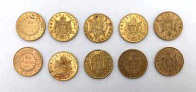 gros plan d'un certain nombre de pièces de monnaie sur une surface blanche