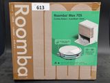une boîte en carton sur laquelle est représenté un Roomba