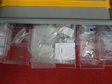 une boîte en plastique posée sur une table et contenant divers objets