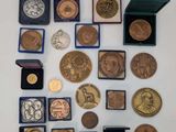 toutes ces pièces exposées sur la table