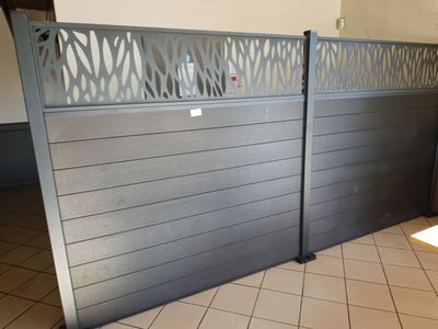 un portail métallique situé au milieu d'un sol carrelé