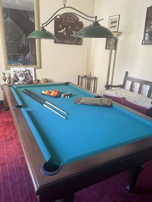une table de billard au milieu d'un salon