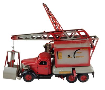 un camion jouet surmonté d'une grue
