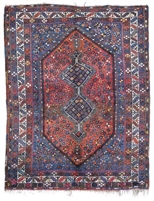 un tapis rouge et bleu orné d'un motif en forme de diamant