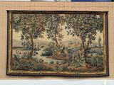 une image d'une tapisserie accrochée au mur