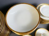 beaucoup d'assiettes et de tasses sur la table