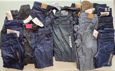 de nombreux modèles de jeans exposés dans un magasin