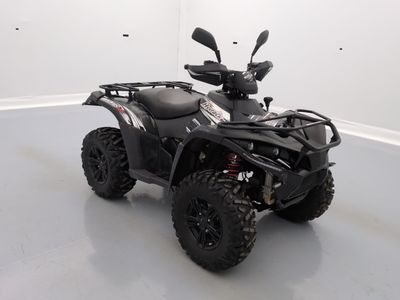 une photo d'un quad noir dans une pièce blanche