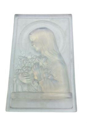 une photo d'une plaque en verre représentant une femme tenant des fleurs