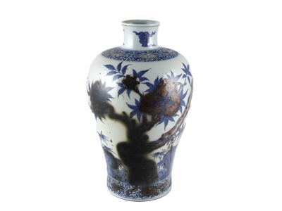 un vase bleu et blanc avec des fleurs