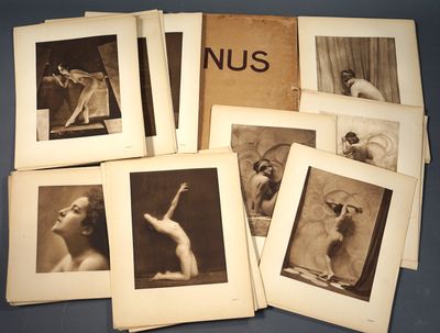 tout un tas de vieilles photos de nus posées sur une table