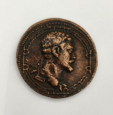 Gros plan sur une pièce de monnaie portant le visage d'un homme