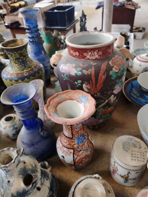 de nombreux types de vases et de bols sur la table