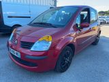 une photo d'une voiture rouge garée sur un parking