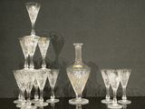 un grand nombre de verres à vin posés sur une table