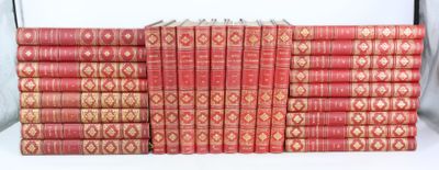plusieurs livres rouges empilés les uns sur les autres sur une étagère