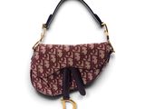 un sac à main marron et noir orné d'un motif monogramme