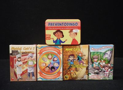 Plusieurs livres pour enfants sont empilés les uns sur les autres sur une surface noire