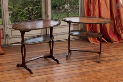 deux tables posées sur un parquet devant une fenêtre