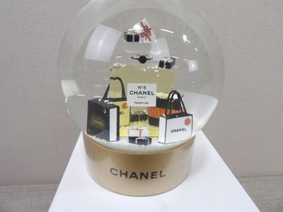 une boule à neige contenant un sac Chanel