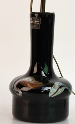 un vase noir contenant une fleur, posé sur une table