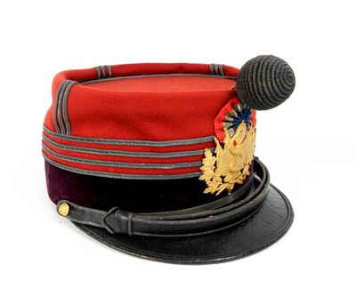 un chapeau rouge orné d'un ruban noir et d'un micro