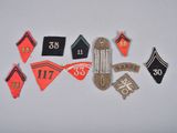 plusieurs insignes militaires sont alignés sur une surface blanche