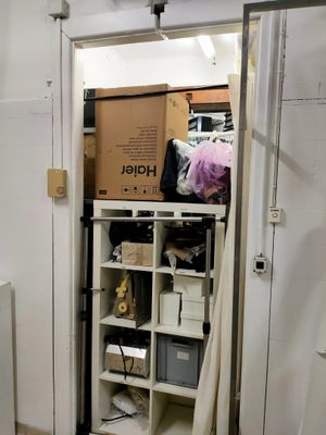 un placard dont les étagères sont remplies de cartons