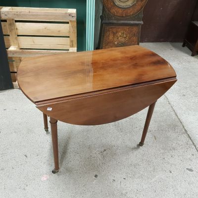 une image d'une petite table en bois avec un plateau en verre