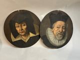 Deux tableaux représentant des hommes âgés sont exposés sur une surface blanche.