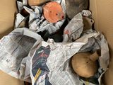 une boîte en carton remplie de pommes de terre et d'autres articles