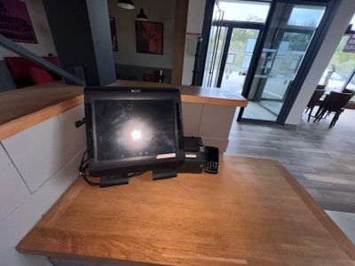 un petit téléviseur posé sur une table en bois dans une pièce