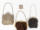 trois petits sacs à main sont alignés sur une surface blanche