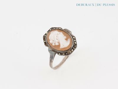 un gros plan d'une bague sur laquelle figure le portrait d'une femme