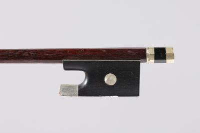 une image représentant un archet de violon avec un manche en bois sur fond blanc
