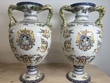 une paire de grands vases posés sur une table en bois