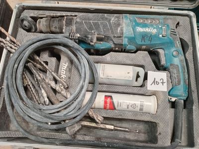 une trousse à outils dans un coffret contenant des outils