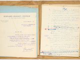 un vieux livre sur lequel est posé un bout de papier sur lequel il y a des mots écrits