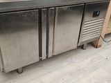 deux micro-ondes posés sur un plan de travail en inox